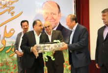 گزارش تصویری از اهداء جوایز  در همایش تجلیل از پرفسور علی اکبر جلالی چهره ماندگار شهرستان شاهرود 